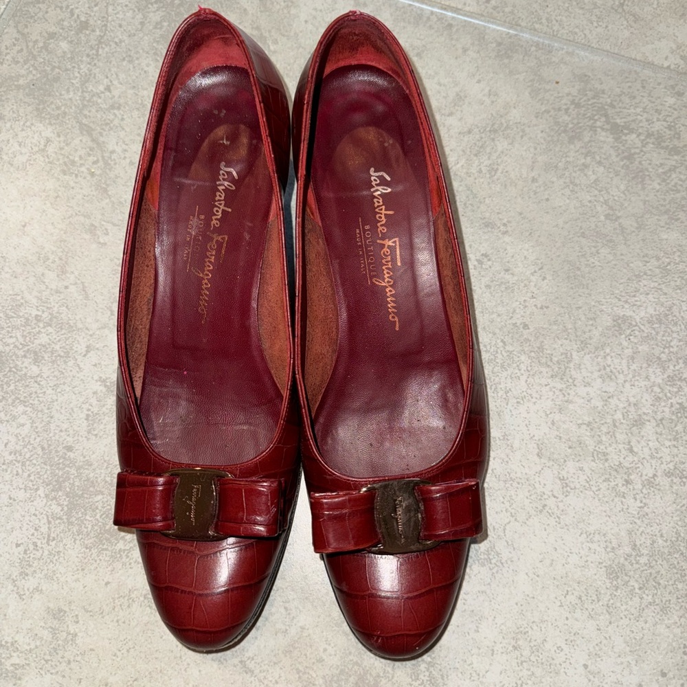 Salvatore Ferragamo Burgundy Red Croc Leather Vara Logo Bow Pump Heels Italy 8